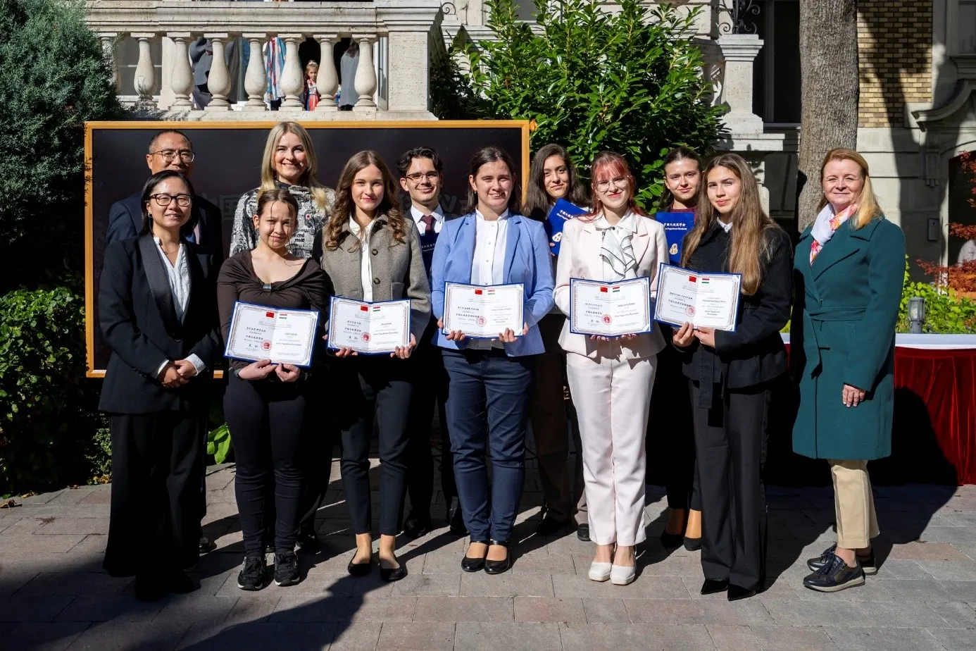 The award recipients from Széchenyi István University’s Confucius Institute with the Institute’s staff. (Photo: Máté Dudás)